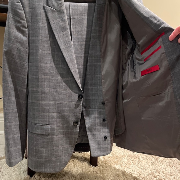 Hugo Boss Red Label 3pc suit - 40R - Picture 2 of 3